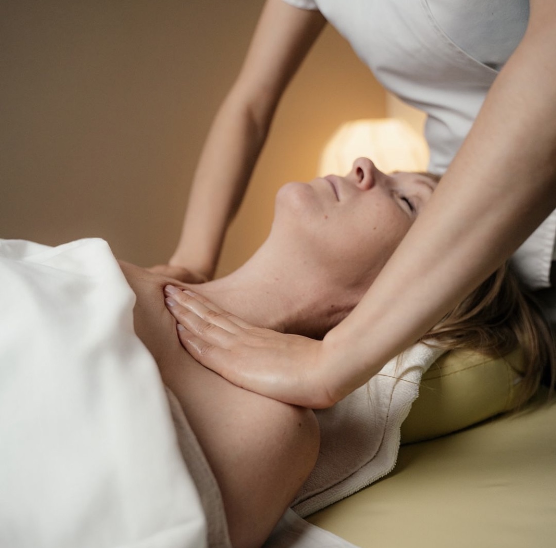 Что представляет собой лимфодренажный массаж и чем он отличается от антицеллюлитного массажа? 